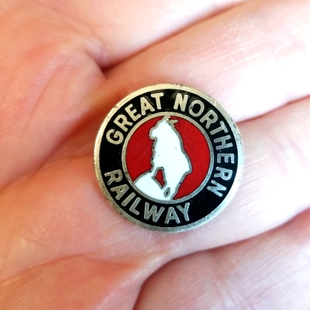 Vintage GREAT NORTHERN RAILWAY RAILROAD ENAMEL lapel pin